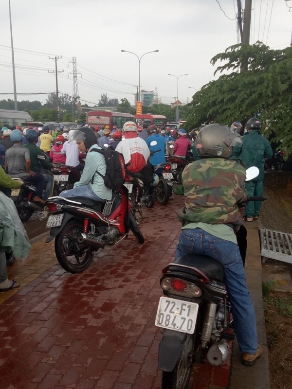 Đại lộ Bình Dương 'tê liệt' trong cơn mưa nặng hạt ảnh 2