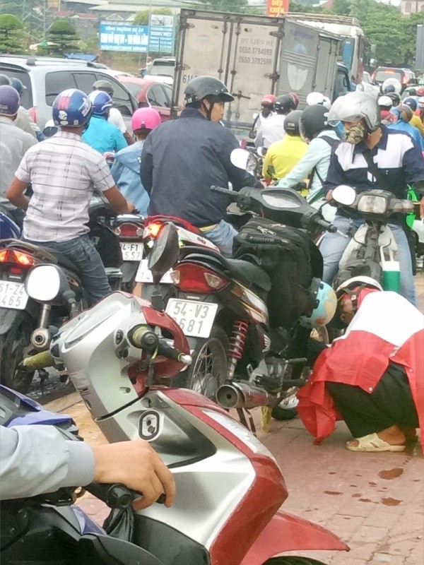 Đại lộ Bình Dương 'tê liệt' trong cơn mưa nặng hạt ảnh 3