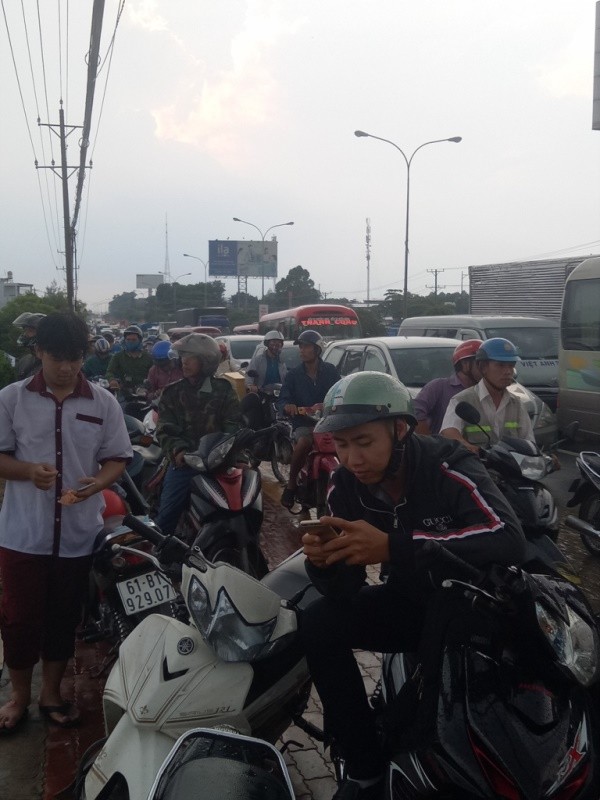 Đại lộ Bình Dương 'tê liệt' trong cơn mưa nặng hạt ảnh 4