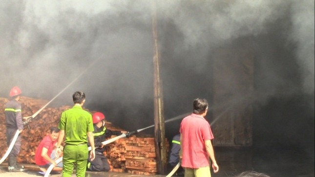 'Bà hỏa' thiêu rụi xưởng gỗ nằm trong khu dân cư ảnh 2