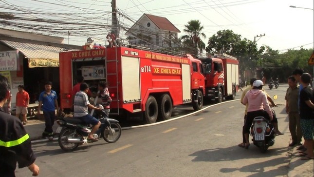 'Bà hỏa' thiêu rụi xưởng gỗ nằm trong khu dân cư ảnh 1