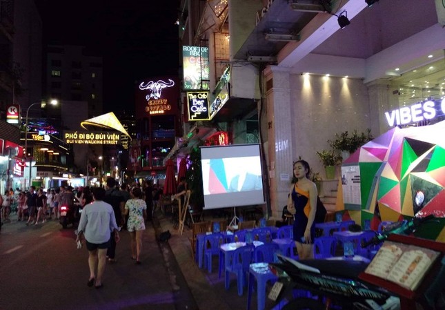 Phố tây Bùi Viện rộn ràng khai màn World Cup ảnh 1