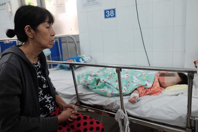 Trao 100 triệu đồng cho bé trai bị mẹ ruột đâm vào bụng ảnh 1