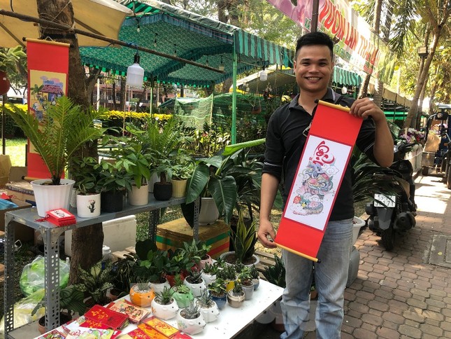 Về tết trễ một chút để “bán” niềm vui cho mọi người ảnh 1
