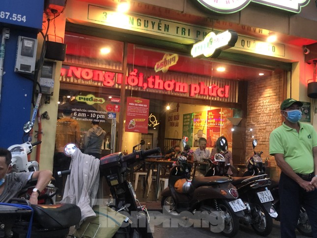TPHCM yêu cầu người giao nhận thực phẩm phải đứng cách nhau 2 mét ảnh 2