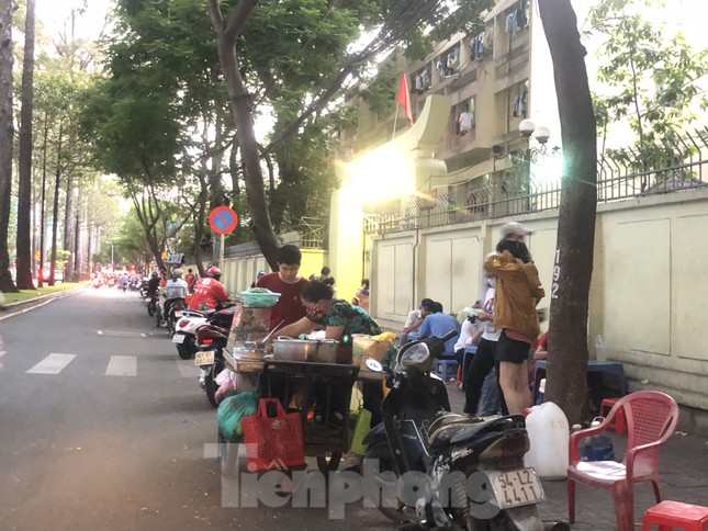 TPHCM yêu cầu người giao nhận thực phẩm phải đứng cách nhau 2 mét ảnh 1