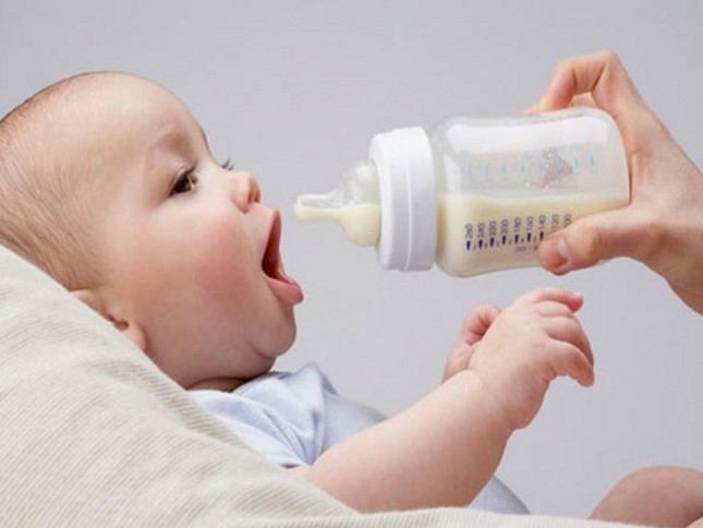 Lợi bất cập hại khi ‘nhồi’ quá nhiều sữa cho con ảnh 1
