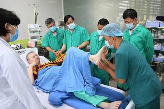 Tiết lộ hành trình chi tiết đưa bệnh nhân phi công mắc COVID-19 về Anh ảnh 2