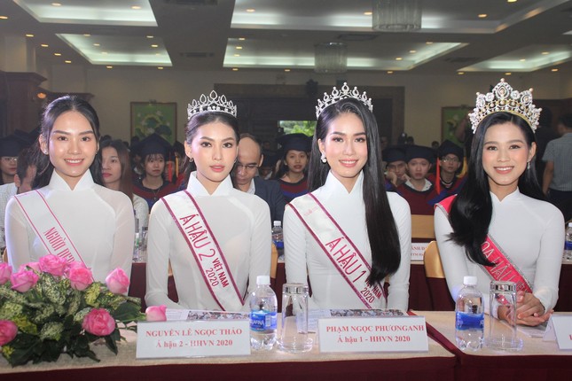 Hoa hậu Đỗ Thị Hà tâm sự xúc động với các tân thủ khoa ảnh 2