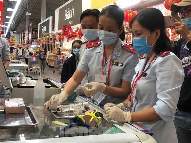 TPHCM: Ngành chức năng xét nghiệm tìm ‘thực phẩm bẩn’ tại chợ, siêu thị ảnh 1