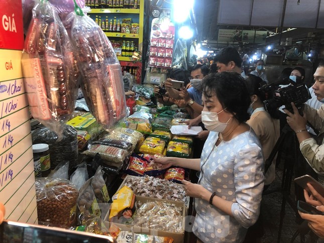 TPHCM: Ngành chức năng xét nghiệm tìm ‘thực phẩm bẩn’ tại chợ, siêu thị ảnh 5