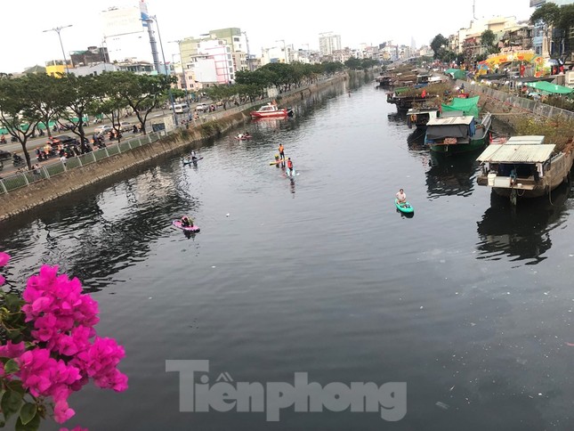 Chèo thuyền SUP lướt sông Sài Gòn đi chợ hoa Tết ảnh 17