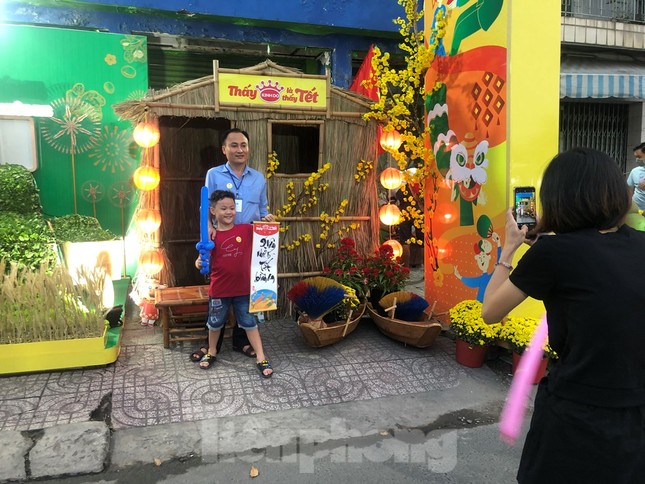 Chèo thuyền SUP lướt sông Sài Gòn đi chợ hoa Tết ảnh 6