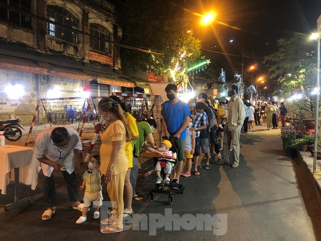 Chèo thuyền SUP lướt sông Sài Gòn đi chợ hoa Tết ảnh 3