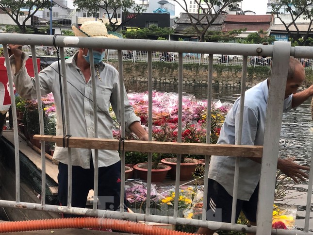 Chèo thuyền SUP lướt sông Sài Gòn đi chợ hoa Tết ảnh 8