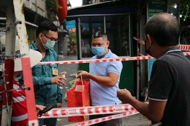 TPHCM: Xét nghiệm kháng thể nhóm nhân viên bốc xếp ở sân bay Tân Sơn Nhất ảnh 2