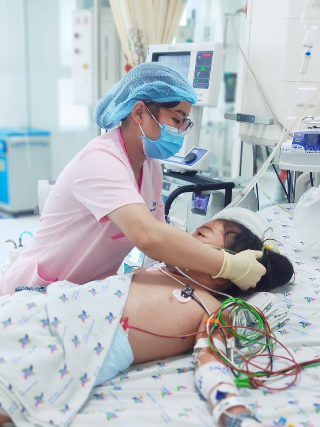 Liên tiếp cấp cứu trẻ nhỏ sốt xuất huyết nặng ảnh 1