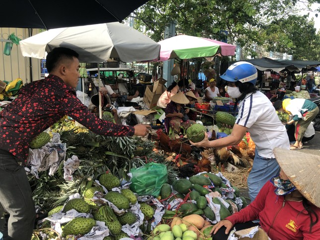 Hoa trái ngập chợ, tiểu thương ngóng khách ngày cuối năm ảnh 1