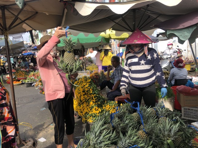 Hoa trái ngập chợ, tiểu thương ngóng khách ngày cuối năm ảnh 5