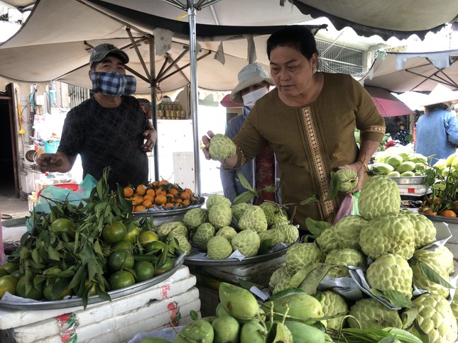 Hoa trái ngập chợ, tiểu thương ngóng khách ngày cuối năm ảnh 3