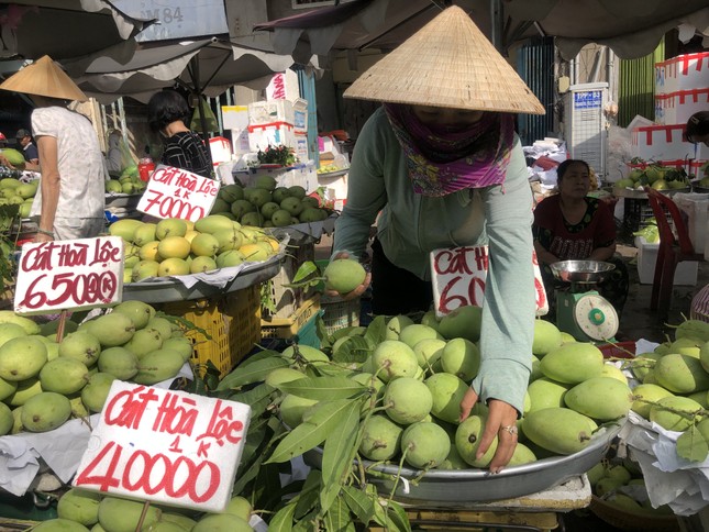 Hoa trái ngập chợ, tiểu thương ngóng khách ngày cuối năm ảnh 2