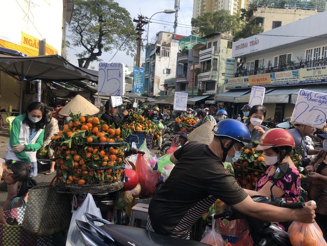 Hoa trái ngập chợ, tiểu thương ngóng khách ngày cuối năm ảnh 9