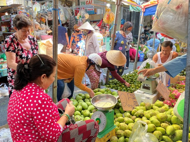 30 Tết: Phiên chợ cuối cùng tấp nập từ sáng sớm, trái cây ‘nhảy giá’ chóng mặt ảnh 9