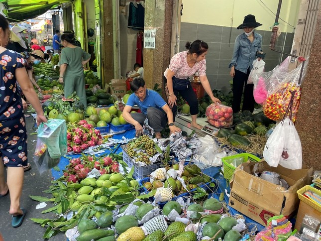 30 Tết: Phiên chợ cuối cùng tấp nập từ sáng sớm, trái cây ‘nhảy giá’ chóng mặt ảnh 8