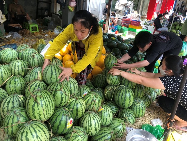 30 Tết: Phiên chợ cuối cùng tấp nập từ sáng sớm, trái cây ‘nhảy giá’ chóng mặt ảnh 5