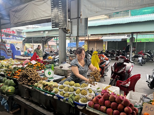 30 Tết: Phiên chợ cuối cùng tấp nập từ sáng sớm, trái cây ‘nhảy giá’ chóng mặt ảnh 2