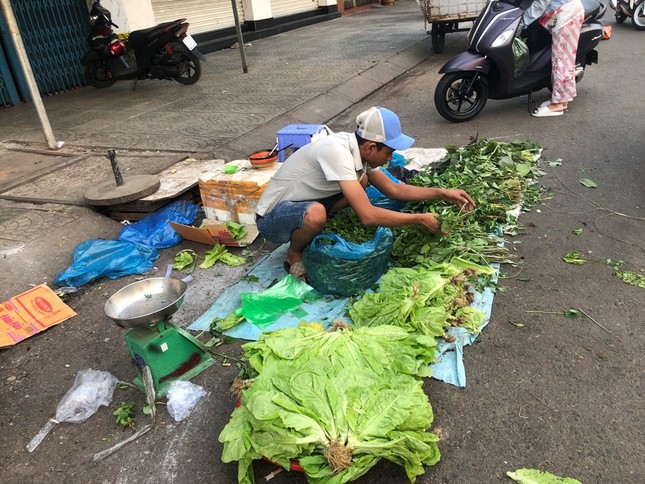 Mùng 2 Tết đi chợ, giật mình với giá rau xanh ảnh 1