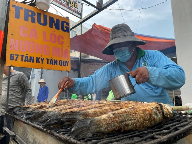 Thức xuyên đêm nướng 5 tấn cá lóc bán ngày vía Thần tài ảnh 2