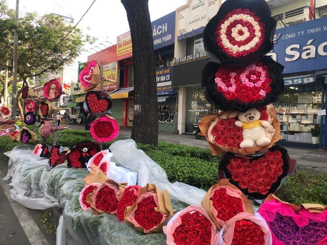 Kết 100 bông hồng thành hình trái tim khổng lồ tặng người yêu dịp 8/3 - Ảnh 11.