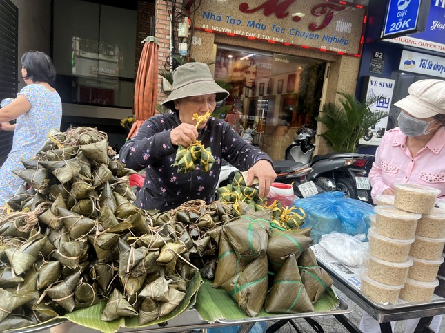 Chi tiêu Tết Đoan Ngọ: Chỉ dám mua bó lá xông ảnh 2