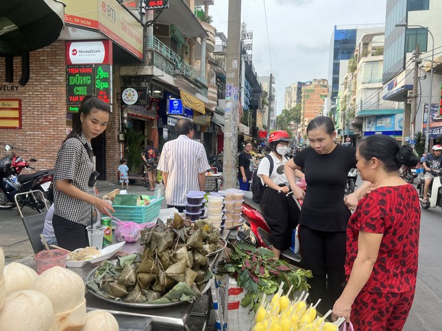 Chi tiêu Tết Đoan Ngọ: Chỉ dám mua bó lá xông ảnh 1