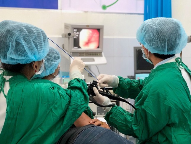 Uống nước khi đang xỉa răng, nam thanh niên bị tăm đâm xuyên dạ dày ảnh 2