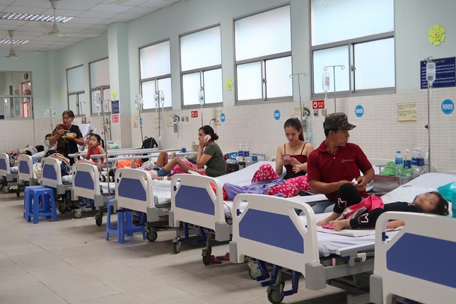 Hơn 30 trẻ nhập viện nghi do ngộ độc bánh mì chà bông ảnh 1