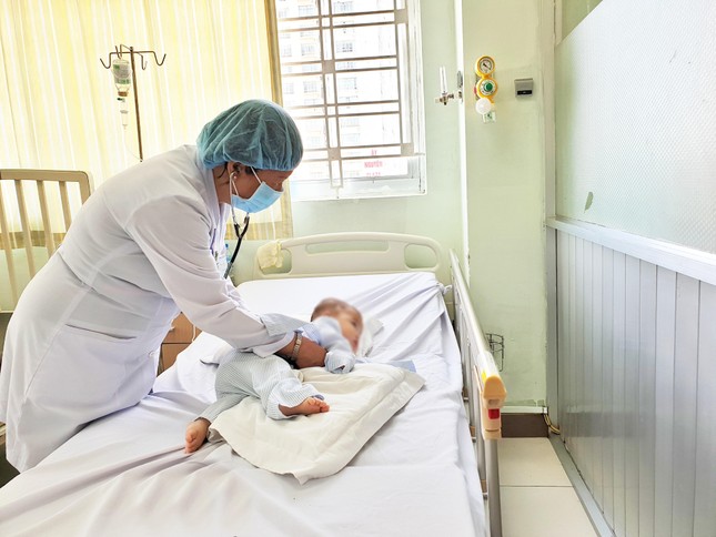 Cha mẹ chủ quan, bé 10 tháng tuổi suýt chết vì sốc mất nước ảnh 1