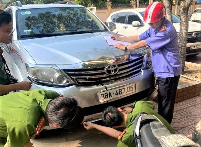Khởi tố người đàn ông lái ô tô tông bạn nhậu nhập viện ảnh 1