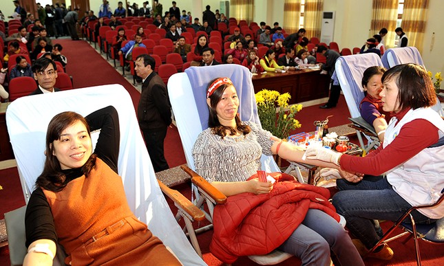 Người dân Hà Nam vượt mưa rét đi hiến máu ảnh 6
