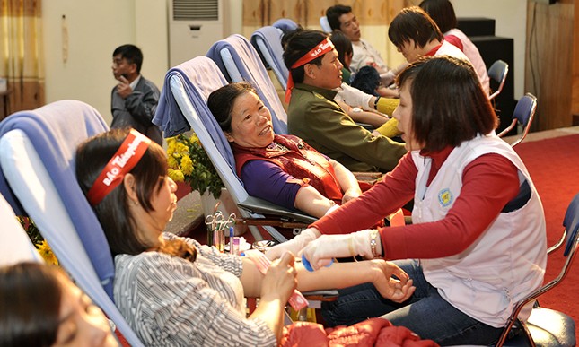Người dân Hà Nam vượt mưa rét đi hiến máu ảnh 7