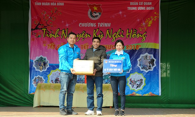 Nhiều phần quà Tết tặng học sinh khó khăn Hòa Bình ảnh 7