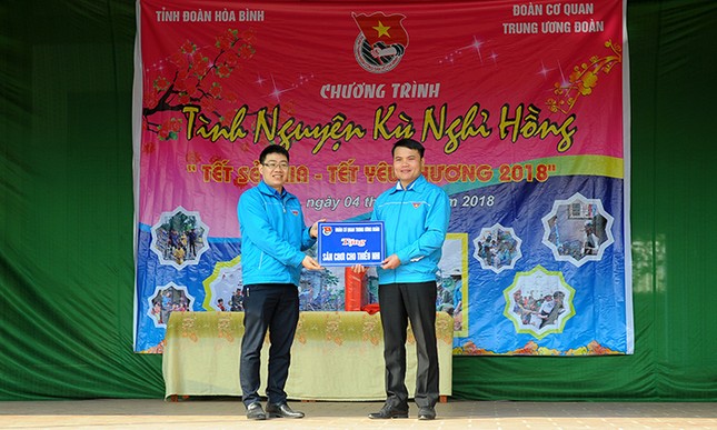 Nhiều phần quà Tết tặng học sinh khó khăn Hòa Bình ảnh 6