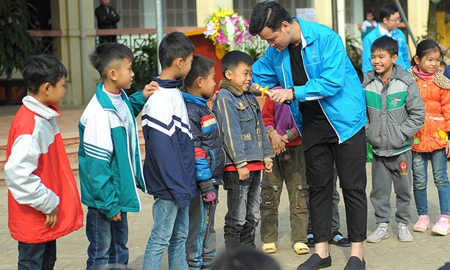 Nhiều phần quà Tết tặng học sinh khó khăn Hòa Bình ảnh 4