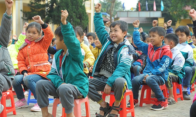 Nhiều phần quà Tết tặng học sinh khó khăn Hòa Bình ảnh 5