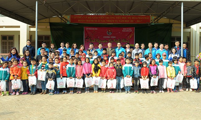 Nhiều phần quà Tết tặng học sinh khó khăn Hòa Bình ảnh 14