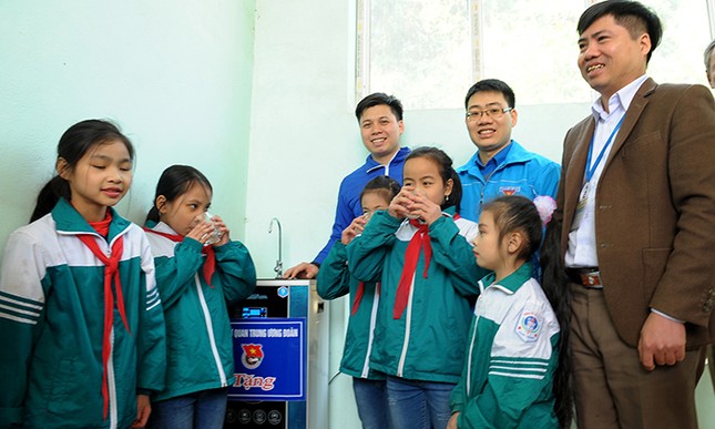 Nhiều phần quà Tết tặng học sinh khó khăn Hòa Bình ảnh 11