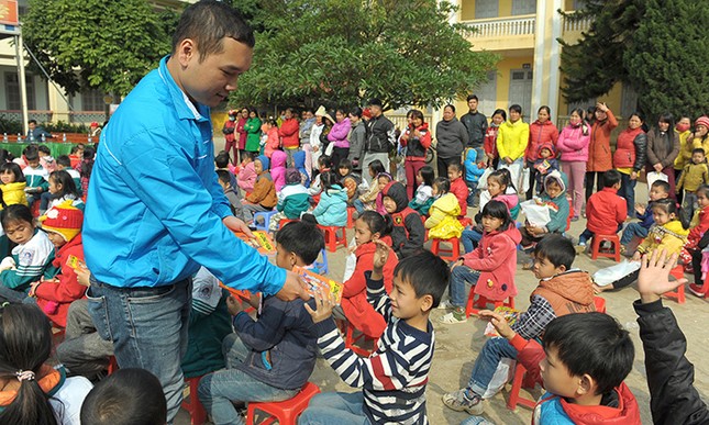 Nhiều phần quà Tết tặng học sinh khó khăn Hòa Bình ảnh 13