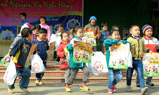 Nhiều phần quà Tết tặng học sinh khó khăn Hòa Bình ảnh 10
