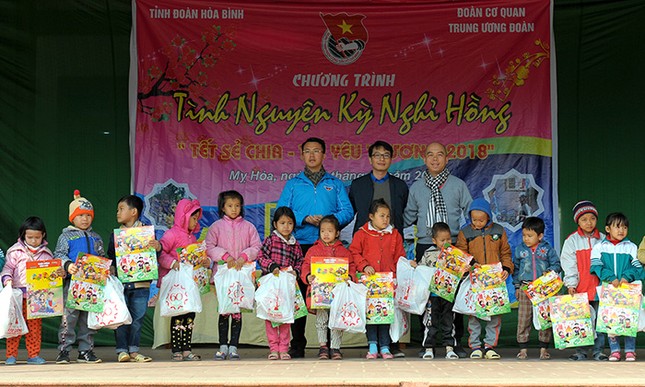 Nhiều phần quà Tết tặng học sinh khó khăn Hòa Bình ảnh 9